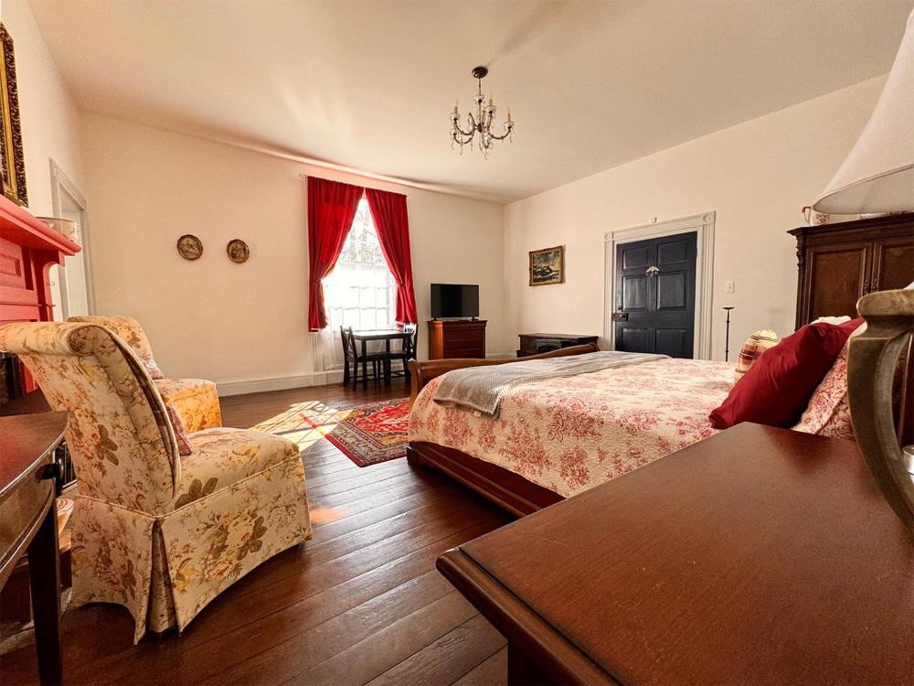 Deluxe King Room interior